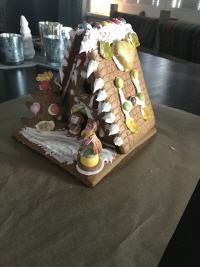 Lebkuchenhaus in wei&szlig;